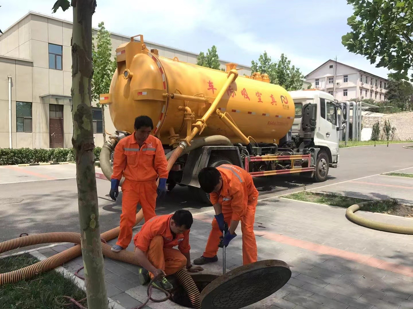 东澳镇化粪池清理与5-8吨吸粪车施工效率分析